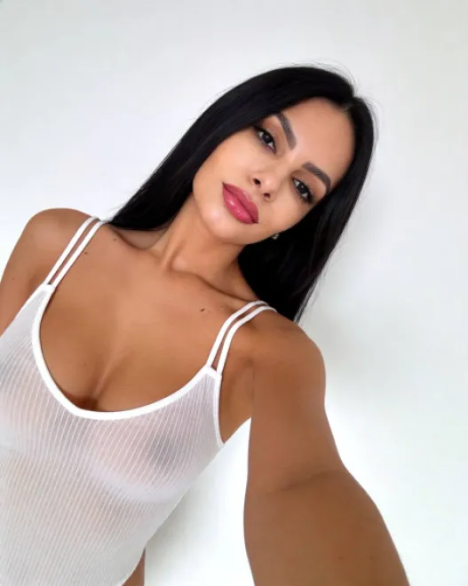 Brunette Brazilian escort in Knightsbridge - Delmar - image 6