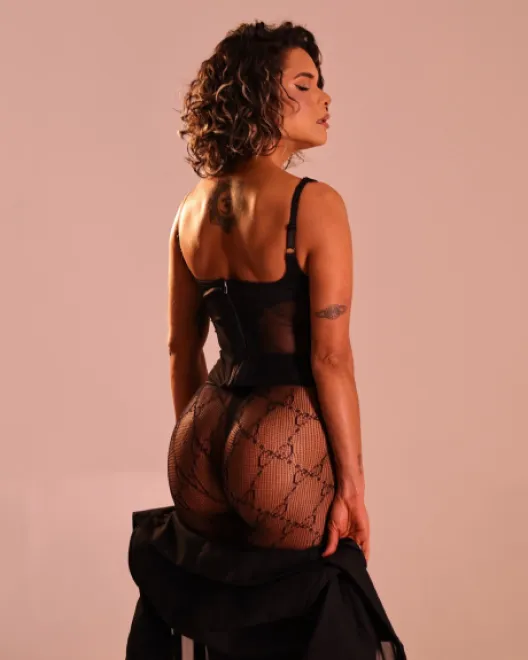 Brunette Brazilian escort in Earl's Court - Estebana - image 4