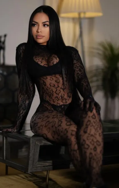 Brunette Brazilian escort in Earl's Court - Lirema - image 4