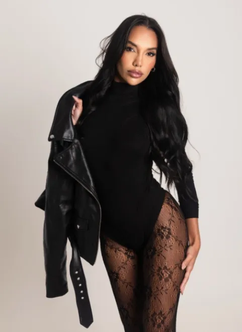 Brunette Brazilian escort in High Street Kensington - Vega - image 9