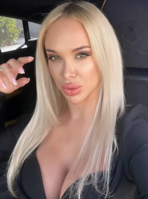 Blonde Russian escort in Nine Elms - Holika - image 8