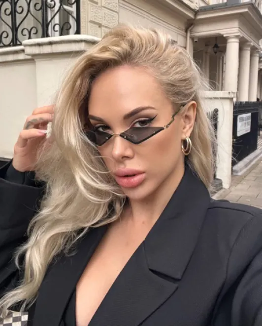 Blonde Russian escort in Nine Elms - Holika - image 10