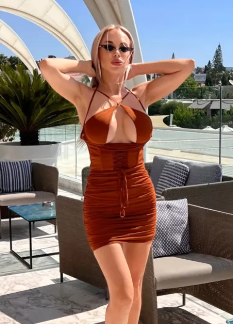 Blonde Russian escort in Nine Elms - Holika - image 14