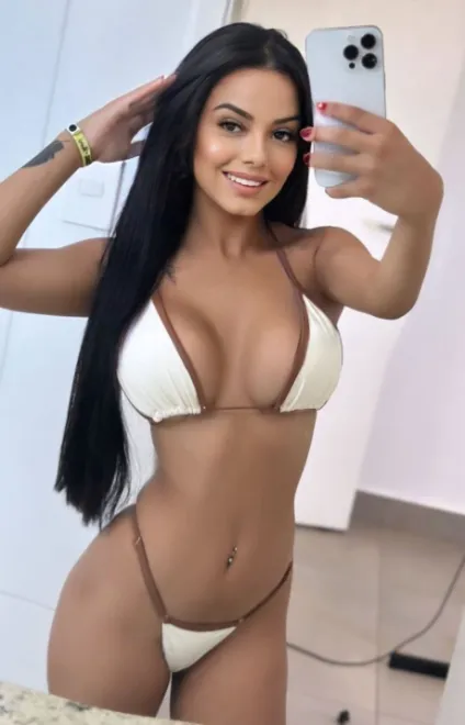 Brunette Brazilian escort in Earl's Court - Flower - image 3