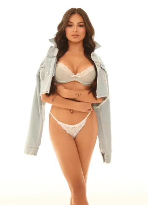 Brunette Brazilian escort in Earl's Court - Flower - image 9