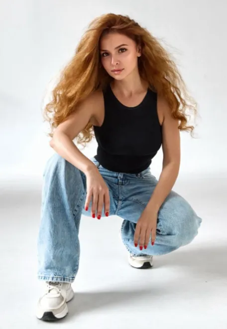 Brunette Russian escort in Earl's Court - Alina - image 4
