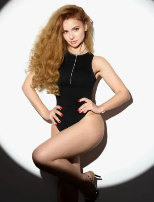 Brunette Russian escort in Earl's Court - Alina - image 8