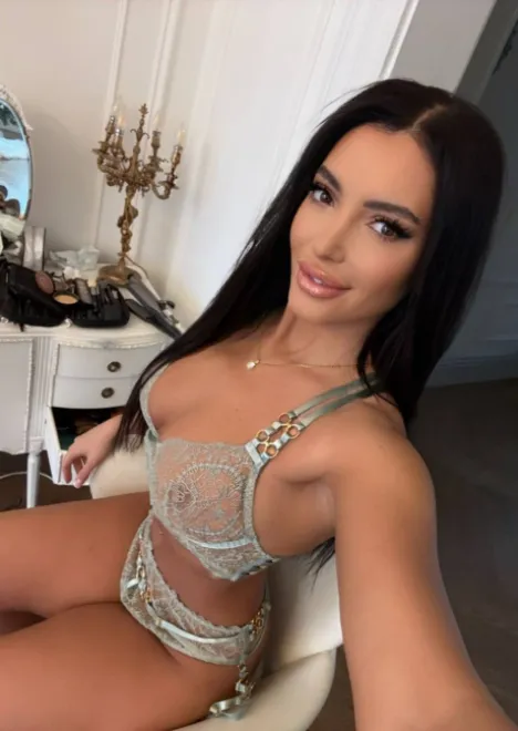 Brunette Eastern European escort in Edgware Road - Kylie - image 17