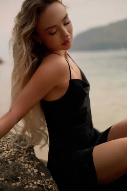 Blonde Russian escort in St. James's Park - Avemina - image 7