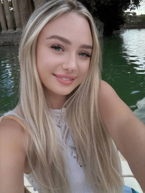 Blonde Russian escort in St. James's Park - Avemina - image 16