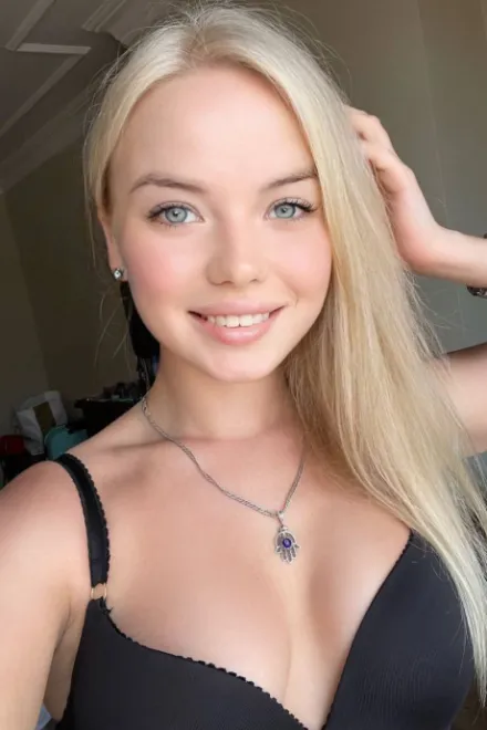 Blonde Ukrainian escort in Earl's Court - Avocado - image 12