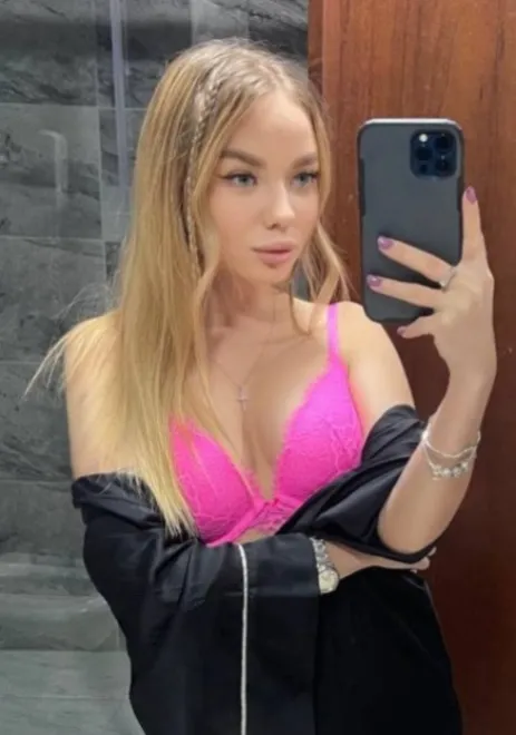 Blonde Ukrainian escort in Earl's Court - Avocado - image 19