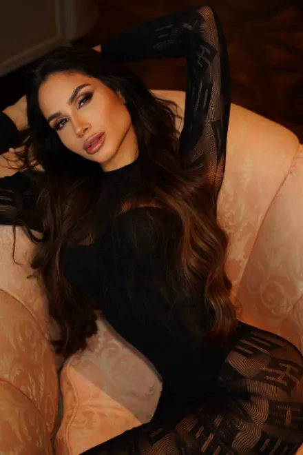 Brunette Brazilian escort in Knightsbridge - Cevomi - image 9