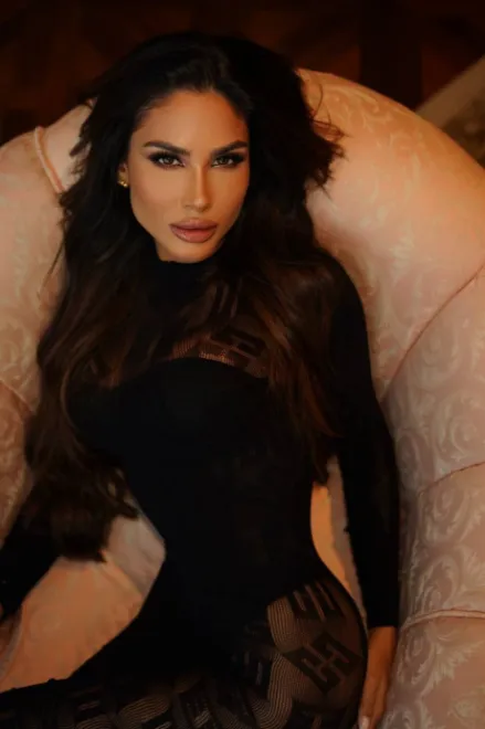 Brunette Brazilian escort in Knightsbridge - Cevomi - image 11
