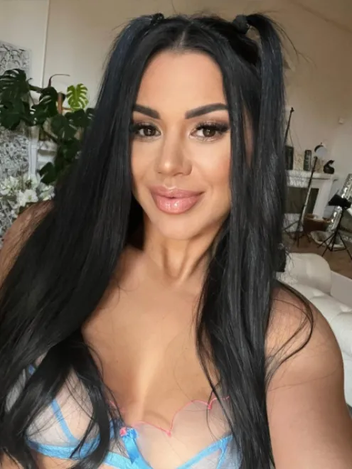 Brunette Eastern European escort in Gloucester Road - Justine - image 14