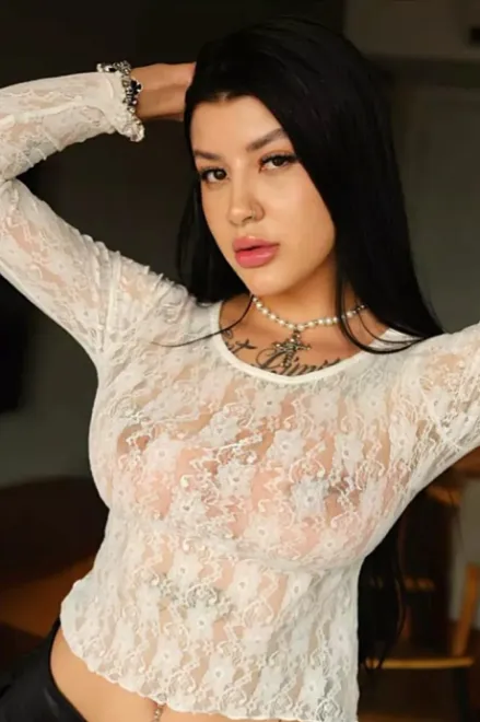 Brunette Brazilian escort in Earl's Court - Amicia - image 2