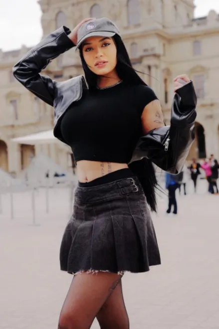 Brunette Brazilian escort in Earl's Court - Amicia - image 18