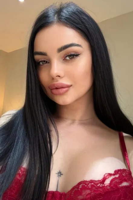 Brunette Ukrainian escort in Earl's Court - Perfetti - image 2