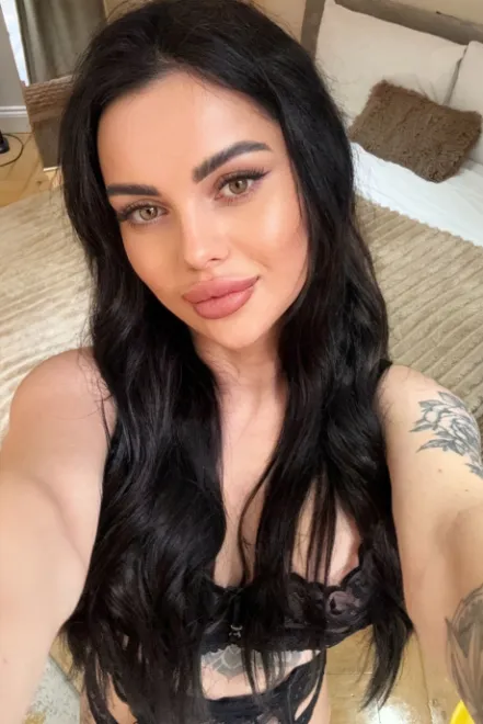 Brunette Ukrainian escort in Earl's Court - Perfetti - image 4
