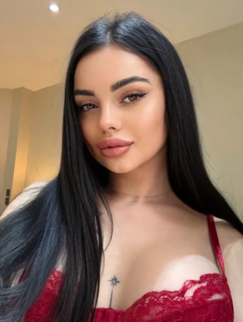 Brunette Ukrainian escort in Earl's Court - Perfetti - image 7