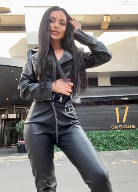 Brunette Ukrainian escort in Earl's Court - Perfetti - image 11