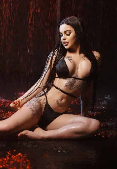 Brunette Ukrainian escort in Earl's Court - Perfetti - image 14