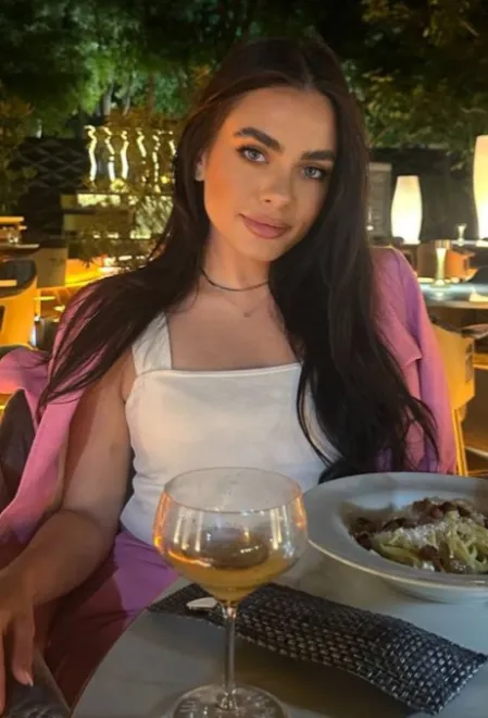 Brunette Eastern European escort in Notting Hill Gate - Bonita - image 21