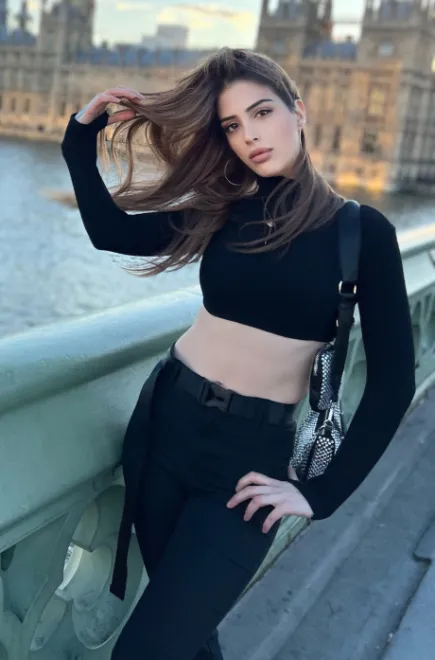 Brunette Brazilian escort in St. James's Park - Mallory - image 10
