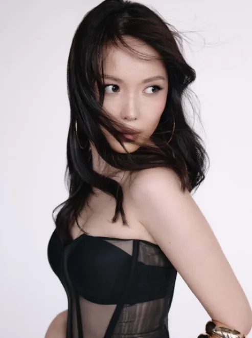 Brunette Russian escort in Earl's Court - Ginza - image 2