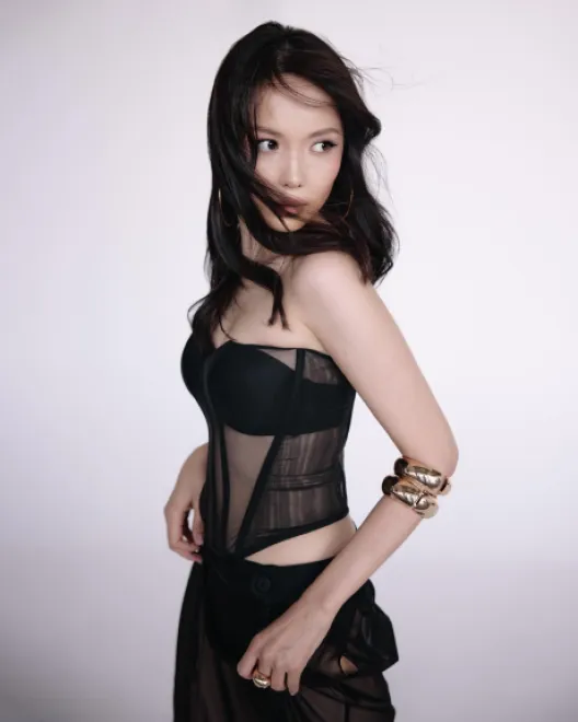 Brunette Russian escort in Earl's Court - Ginza - image 4