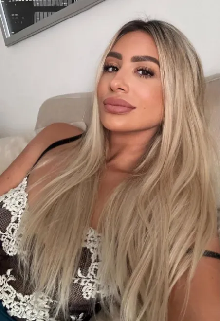 Brunette Ukrainian escort in Sloane Square - Mia - image 15