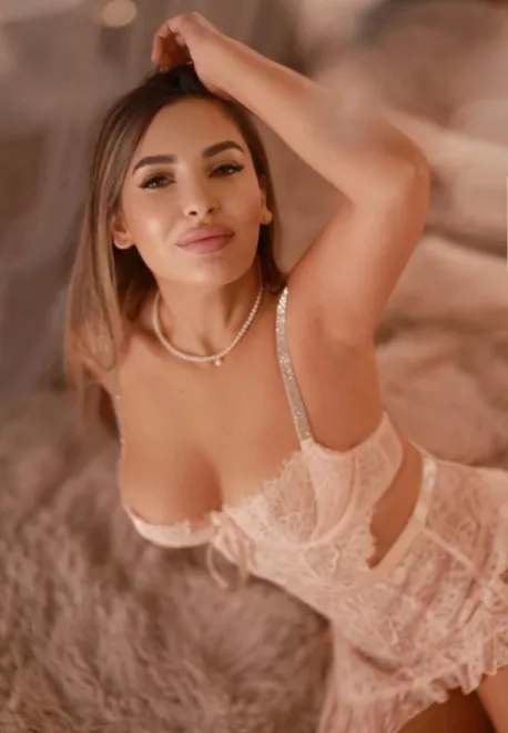 Brunette Ukrainian escort in Earl's Court - Amanita - image 8
