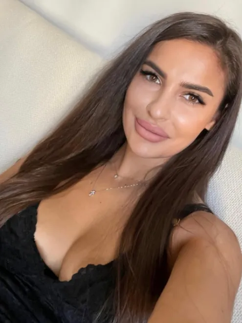 Brunette Ukrainian escort in Earl's Court - Amanita - image 10