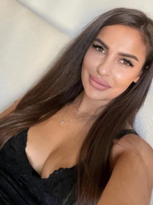 Brunette Ukrainian escort in Earl's Court - Amanita - image 16