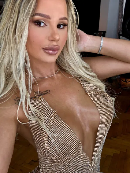 Blonde Eastern European escort in High Street Kensington - Emma - image 15