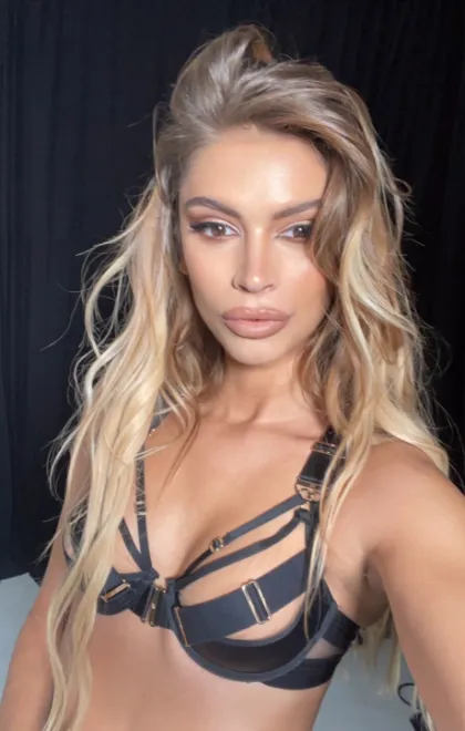 Light Brown Eastern European escort in High Street Kensington - Aisha - image 10