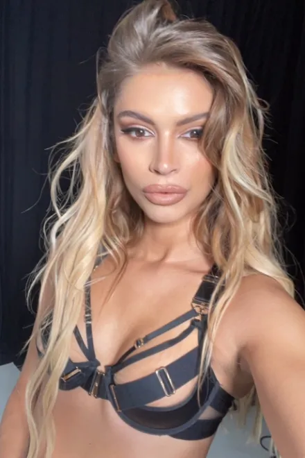 Light Brown Eastern European escort in High Street Kensington - Aisha - image 15