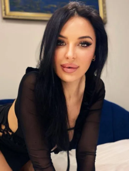 Brunette Russian escort in Green Park - Deliora - image 2