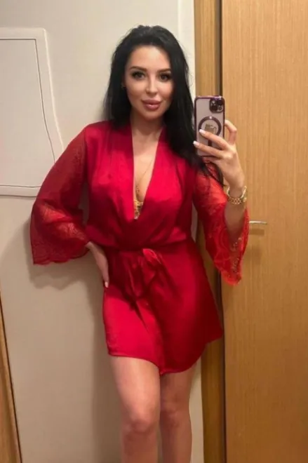 Brunette Russian escort in Green Park - Deliora - image 10