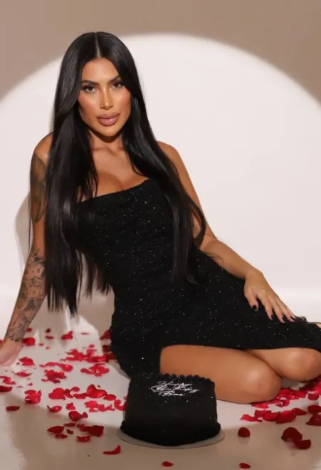 Brunette Brazilian escort in Earl's Court - Consuela - image 9