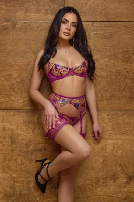 Brunette Eastern European escort in Notting Hill Gate - Bonita - image 8
