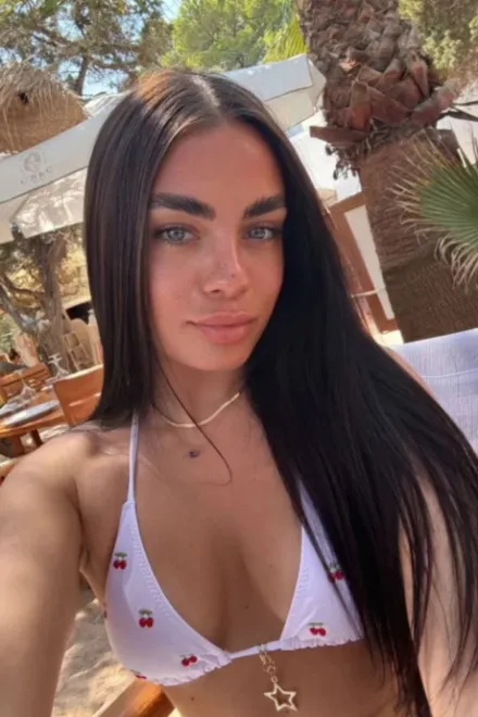 Brunette Eastern European escort in Notting Hill Gate - Bonita - image 24