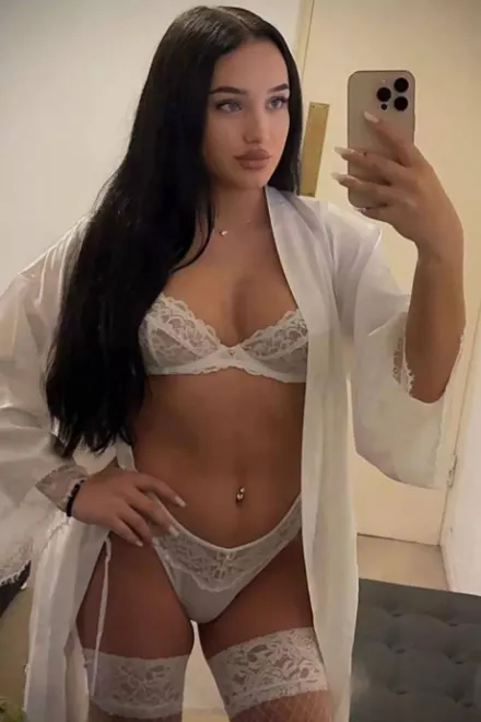 Brunette Eastern European escort in Marble Arch - Deonna - image 17