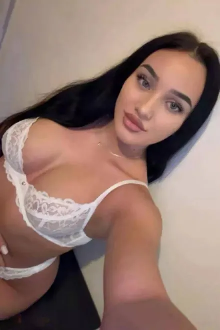 Brunette Eastern European escort in Marble Arch - Deonna - image 16