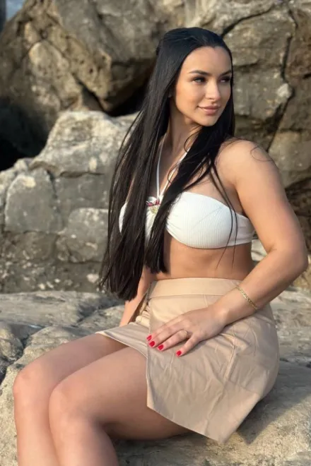 Brunette Brazilian escort in Earl's Court - Tops - image 16