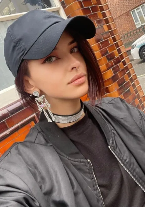 Brunette Russian escort in Battersea Park - Adjika - image 14