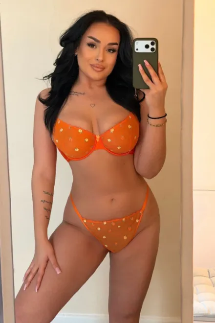Brunette Eastern European escort in Edgware Road - Candy - image 20