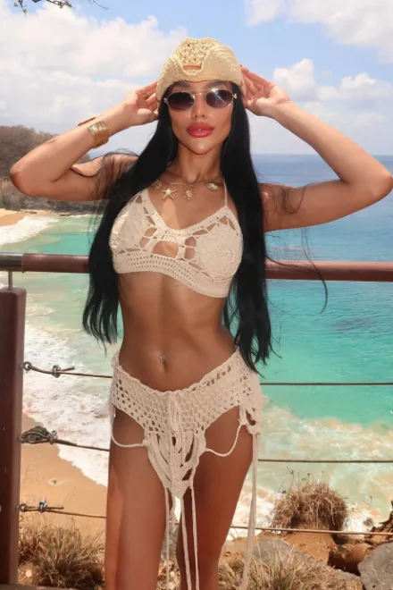 Brunette Brazilian escort in High Street Kensington - Vega - image 18