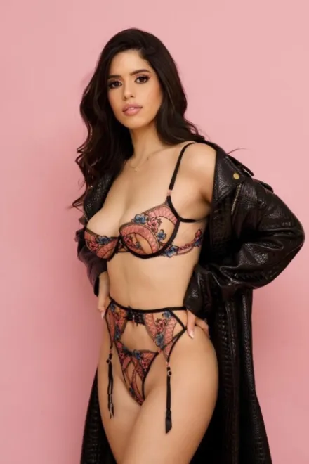 Brunette Brazilian escort in Marylebone - Titta - image 8