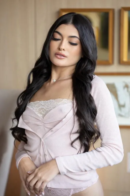 Brunette Brazilian escort in West Kensington - Emesta - image 7